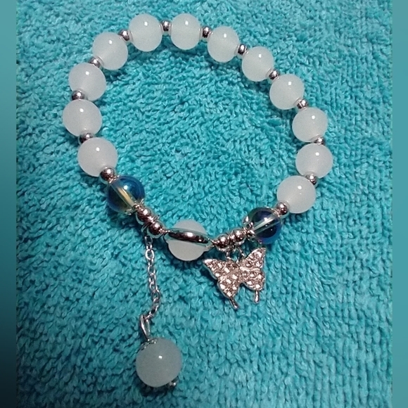 Silvertone white beads crystal butterfly aurora beads stretch bracelet - Picture 1 of 4